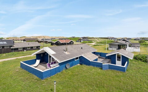 Joern - 300M from the Sea: Tag, Hjem, Hus, Sidespor, Sommerhus, Kompositmateriale, Dør, Skydevindue, Estate, Skorsten