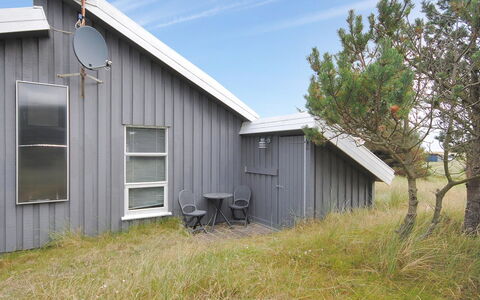 Dode - 225M from the Sea: Møbel, Indretning, Stol, Gulvbelægning, Bord, Udvej, Etage, Loft, Værelse, Eco Hotel