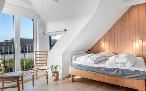 Skamhals - 700M from the Sea: Møbel, Indretning, Gulvbelægning, Seng, Soveværelse, Etage, Træ, Loft, Værelse, Trægulve