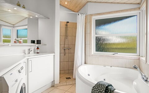 Hildburg - 1.5Km from the Sea: Indretning, Gulvbelægning, Sanitærarmatur, Etage, Loft, Tap, Badeværelse, Vvs, Håndvask, Badekar