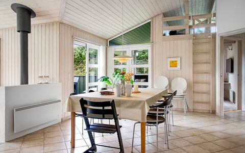 Hildburg - 1.5Km from the Sea: Møbel, Indretning, Gulvbelægning, Etage, Træ, Loft, Stol, Lysarmatur, Trægulve, Køkken