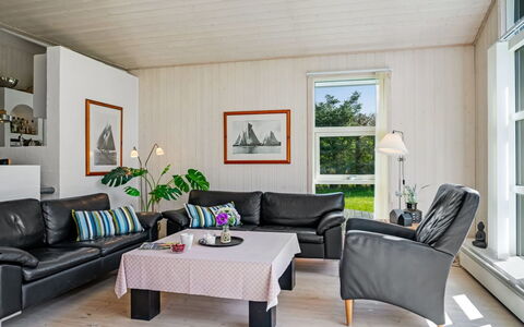 Hildburg - 1.5Km from the Sea: Møbel, Indretning, Couch, Stue, Gulvbelægning, Træ, Etage, Loft, Hjem, Værelse