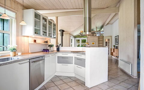 Hildburg - 1.5Km from the Sea: Køkken, Countertop, Indretning, Træ, Gulvbelægning, Loft, Cabinetry, Lysarmatur, Køkken Apparat, Møbel
