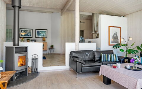 Hildburg - 1.5Km from the Sea: Gulvbelægning, Etage, Indretning, Træ, Møbel, Loft, Trægulve, Værelse, Belysning, Stue