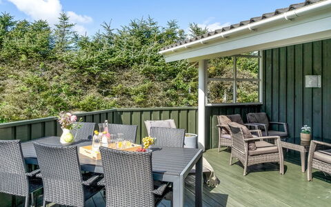 Hildburg - 1.5Km from the Sea: Træ, Veranda, Møbel, Udendørs Møbler, Skygge, Udendørs Bord, Stol, Dæk, Bejdse, Hårdttræ