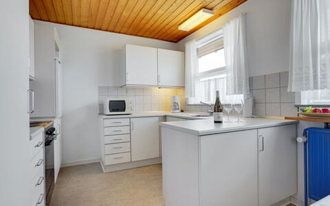 Otte - 500M from the Sea: Køkken, Gulvbelægning, Etage, Træ, Indretning, Countertop, Større Bandage, Loft, Køkken Apparat, Cabinetry