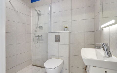 Otte - 500M from the Sea: Badeværelse, Sanitærarmatur, Gulvbelægning, Indretning, Etage, Toilet, Håndvask, Toiletbræt, Vvs, Badeværelsesvask