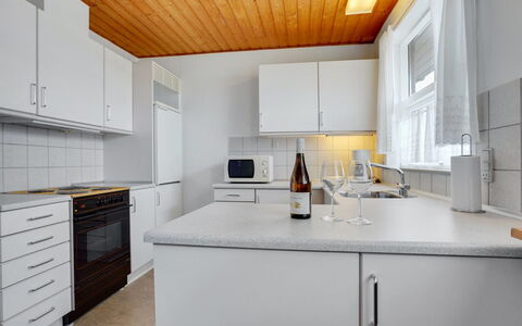 Otte - 500M from the Sea: Gulvbelægning, Køkken, Træ, Indretning, Countertop, Etage, Loft, Cabinetry, Større Bandage, Værelse