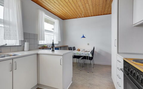 Otte - 500M from the Sea: Køkken, Indretning, Gulvbelægning, Countertop, Loft, Træ, Etage, Møbel, Køkken Apparat, Cabinetry