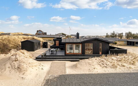 Kiina - 100M from the Sea: Træ, Tag, Dør, Sommerhus, Skygge, Sidespor, Tømmer, Skur, Udendørs Struktur