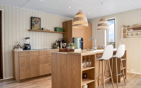 Kiina - 100M from the Sea: Møbel, Træ, Gulvbelægning, Countertop, Trægulve, Køkken, Cabinetry, Indretning, Etage, Bejdse