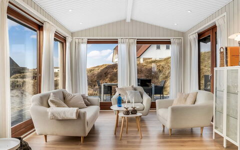 Kiina - 100M from the Sea: Træ, Indretning, Hjem, Stue, Couch, Etage, Møbel, Trægulve, Værelse