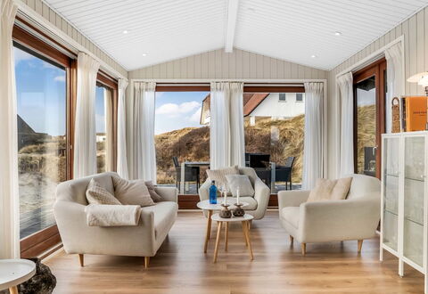 Kiina - 100M from the Sea: Træ, Indretning, Hjem, Stue, Couch, Etage, Møbel, Trægulve, Værelse