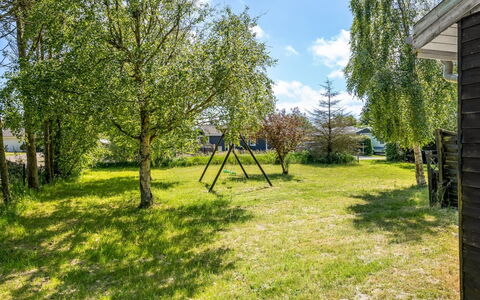 Gerwin - 3Km from the Sea: Bygning, Hus, Træ, Hjem, Tag, Sommerhus, Boligområde, Busk, Arkitektur