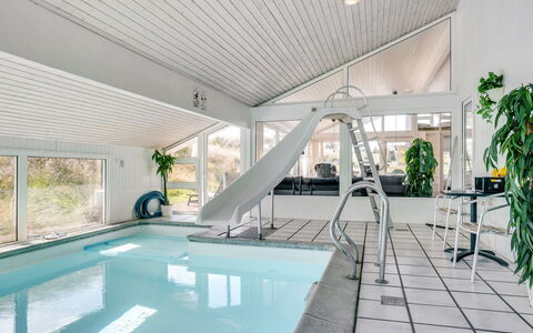 Nilson - 1.4Km from the Sea: Møbel, Indretning, Stol, Gulvbelægning, Bord, Udvej, Etage, Loft, Værelse, Eco Hotel