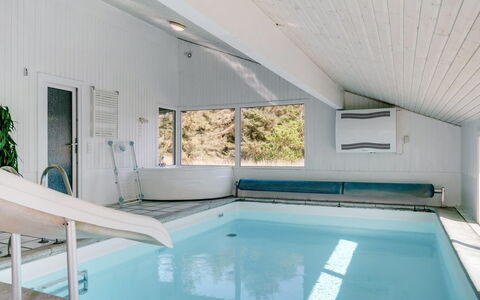 Nilson - 1.4Km from the Sea: Møbel, Indretning, Stol, Gulvbelægning, Bord, Udvej, Etage, Loft, Værelse, Eco Hotel