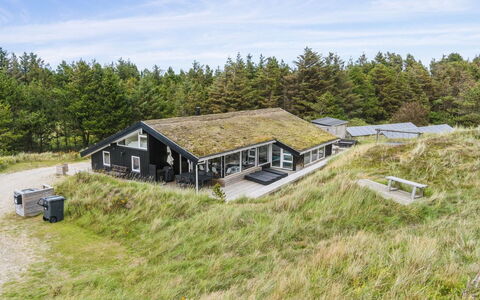 Nilson - 1.4Km from the Sea: Møbel, Indretning, Stol, Gulvbelægning, Bord, Udvej, Etage, Loft, Værelse, Eco Hotel