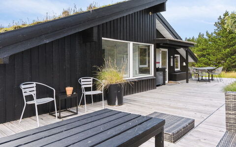 Nilson - 1.4Km from the Sea: Møbel, Indretning, Stol, Gulvbelægning, Bord, Udvej, Etage, Loft, Værelse, Eco Hotel