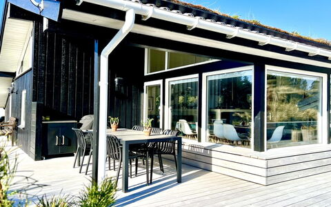Nilson - 1.4Km from the Sea: Træ, Gulvbelægning, Indretning, Etage, Møbel, Trægulve, Værelse, Loft, Bejdse, Hårdttræ