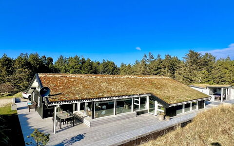 Nilson - 1.4Km from the Sea: Møbel, Indretning, Stol, Gulvbelægning, Bord, Udvej, Etage, Loft, Værelse, Eco Hotel