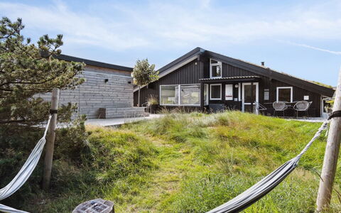 Nilson - 1.4Km from the Sea: Møbel, Indretning, Stol, Gulvbelægning, Bord, Udvej, Etage, Loft, Værelse, Eco Hotel