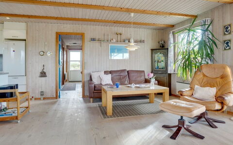 Dana - 290M from the Sea: Træ, Tag, Arkitektur, Hjem, Hus, Sommerhus, Sidespor, Hårdttræ, Hældning, Estate