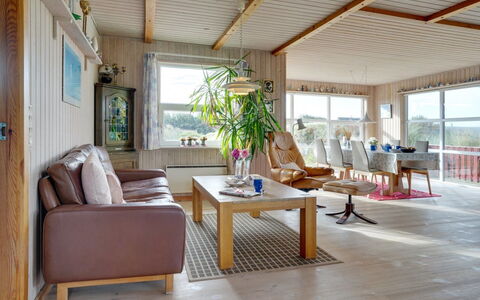 Dana - 290M from the Sea: Træ, Tag, Arkitektur, Hjem, Hus, Sommerhus, Sidespor, Hårdttræ, Hældning, Estate