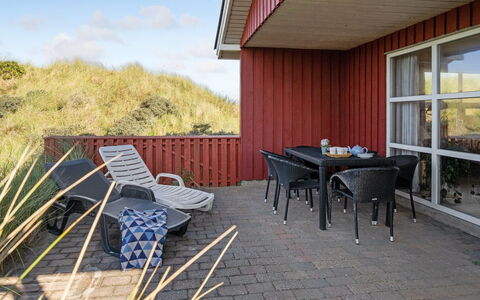 Dana - 290M from the Sea: Træ, Tag, Arkitektur, Hjem, Hus, Sommerhus, Sidespor, Hårdttræ, Hældning, Estate