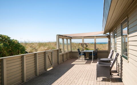 Diuri - 400M from the Sea: Hjem, Sommerhus, Veranda, Hårdttræ, Sidespor, Dæk, Skygge, Planke, Estate, Garden Bygninger
