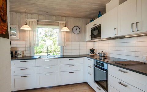 Diuri - 400M from the Sea: Køkken, Countertop, Træ, Gulvbelægning, Cabinetry, Køkken Apparat, Indretning, Hjem, Etage, Skuffe