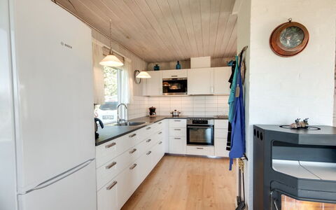 Diuri - 400M from the Sea: Køkken, Countertop, Gulvbelægning, Køkken Apparat, Træ, Indretning, Større Bandage, Cabinetry, Møbel, Trægulve