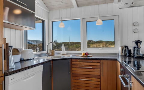 Annaliese - 175M from the Sea: Træ, Køkken, Indretning, Køkken Apparat, Loft, Countertop, Gulvbelægning, Større Bandage, Husholdningsapparat, Tap