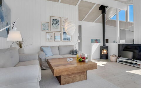 Annaliese - 175M from the Sea: Indretning, Møbel, Gulvbelægning, Træ, Couch, Loft, Etage, Stue, Trægulve, Belysning