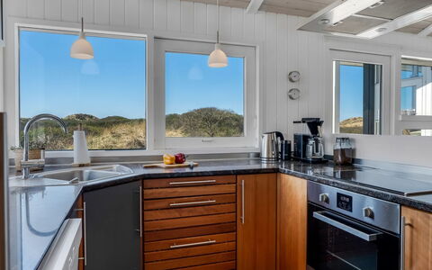 Annaliese - 175M from the Sea: Køkken, Indretning, Countertop, Køkken Apparat, Gulvbelægning, Loft, Husholdningsapparat, Større Bandage, Cabinetry, Etage