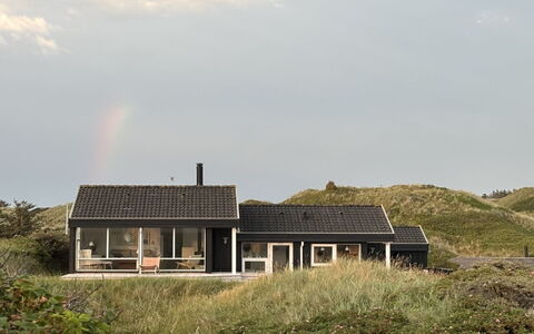 Annaliese - 175M from the Sea: Gulvbelægning, Sanitærarmatur, Badeværelse, Indretning, Træ, Etage, Vvs, Belysning, Tap, Møbel