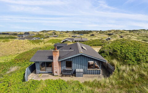 Aghe - 250M from the Sea: Sommerhus, Have, Sidespor, Garden Bygninger, Skygge, Gård, Backyard, Lawn, Stuehus, Landscaping