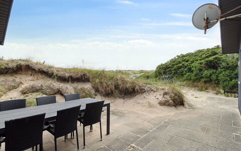 Aghe - 250M from the Sea: Træ, Tag, Arkitektur, Hjem, Hus, Sommerhus, Sidespor, Hårdttræ, Hældning, Estate
