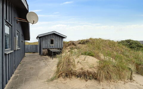 Aghe - 250M from the Sea: Træ, Tag, Arkitektur, Hjem, Hus, Sommerhus, Sidespor, Hårdttræ, Hældning, Estate