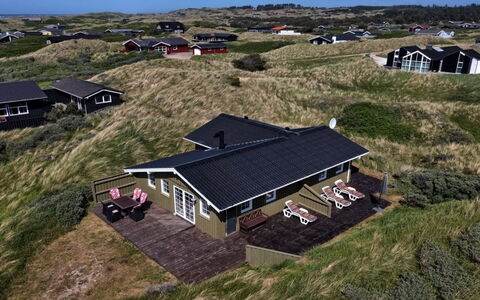 Arita - 250M from the Sea: Boligområde, Tag, Forstad, Indkørsel, Estate, Skorsten