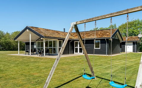 Ricus - 1.8Km from the Sea: Bygning, Hus, Boligområde, Hjem, Busk, Tag, Sommerhus, Estate, Have