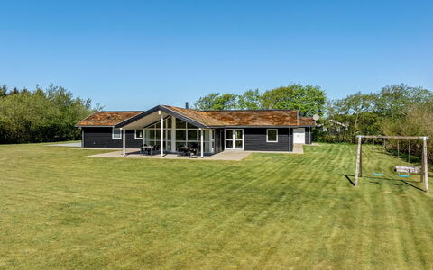 Ricus - 1.8Km from the Sea: Bygning, Hus, Boligområde, Hjem, Busk, Tag, Sommerhus, Estate, Have