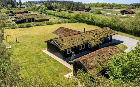 Ricus - 1.8Km from the Sea: Bygning, Hus, Boligområde, Hjem, Busk, Tag, Sommerhus, Estate, Have