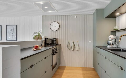 Rutha - 45M from the Sea: Køkken, Træ, Indretning, Gulvbelægning, Countertop, Loft, Cabinetry, Møbel, Køkken Apparat, Lysarmatur