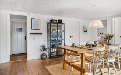 Rutha - 45M from the Sea: Møbel, Indretning, Gulvbelægning, Træ, Loft, Spisestue, Lysarmatur, Bord, Etage, Køkken & Spisebord