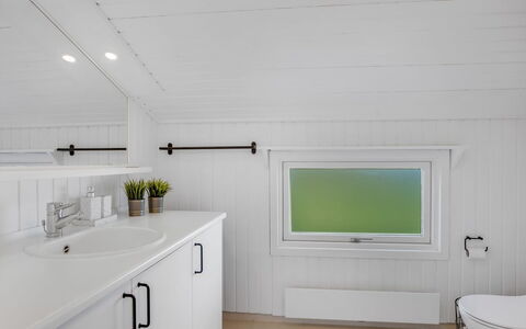 Rutha - 45M from the Sea: Indretning, Træ, Sanitærarmatur, Gulvbelægning, Loft, Etage, Tap, Badeværelse, Vvs, Håndvask
