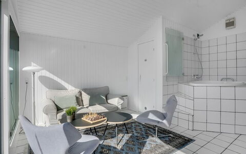 Rutha - 45M from the Sea: Gulvbelægning, Etage, Indretning, Loft, Stue, Lejlighed, Flise, Couch