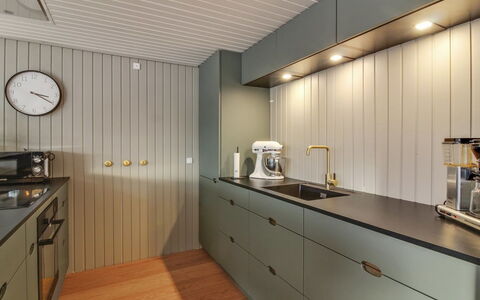 Rutha - 45M from the Sea: Træ, Gulvbelægning, Indretning, Køkken, Lysarmatur, Cabinetry, Countertop, Loft, Køkken Apparat, Bejdse