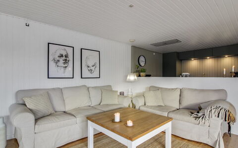 Rutha - 45M from the Sea: Møbel, Indretning, Gulvbelægning, Couch, Etage, Træ, Loft, Stue, Værelse, Bord