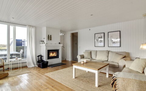 Rutha - 45M from the Sea: Indretning, Møbel, Gulvbelægning, Etage, Træ, Loft, Trægulve, Stue, Couch, Værelse