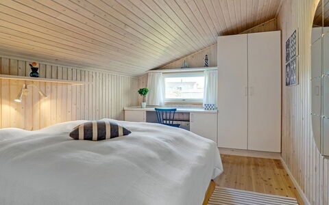 Rutha - 45M from the Sea: Indretning, Træ, Loft, Soveværelse, Gulvbelægning, Etage, Seng, Møbel, Lysarmatur, Værelse